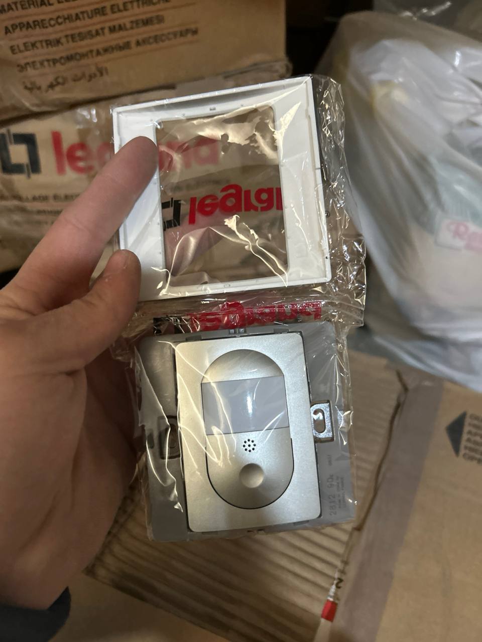Automatic switch Automatic switch with infrared movement detector Horizontal detection angle 180° Luminosity threshold: 43 to 1614 lux Detection range: max. 12 m Compatible load: 25 – 200 W for incandescent and halogen lamps 230 V Temporization: 20 s – 15 min